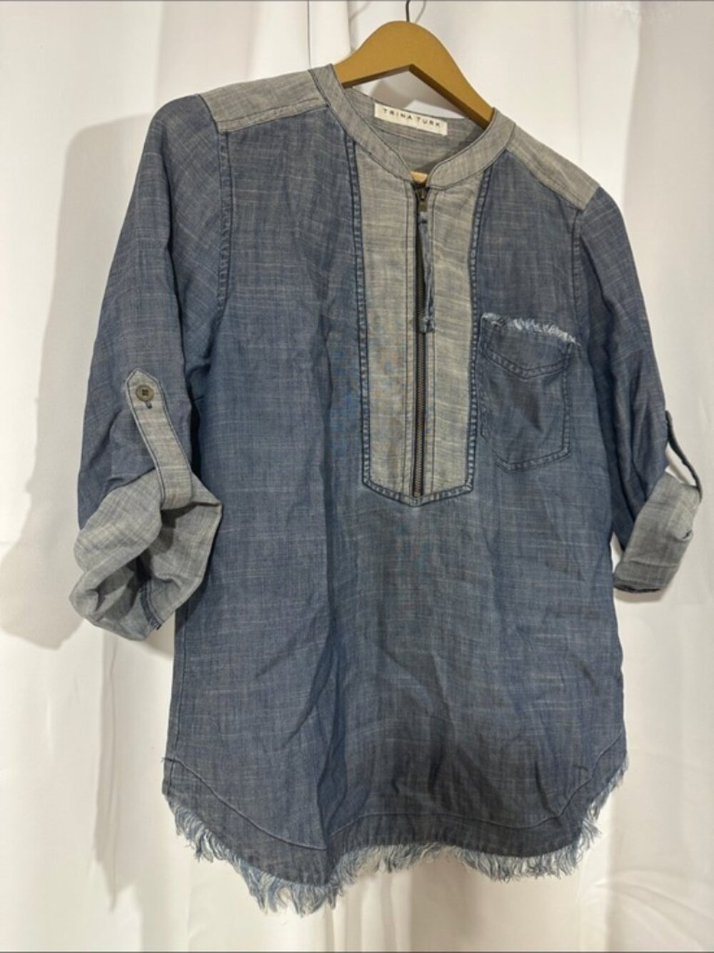 Trina Turk Chambray Top Size M Lyocell Linen Frayed Hem Half Zip Blouse - Picture 5 of 9